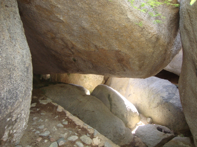 formação rochosa dentro do túnel