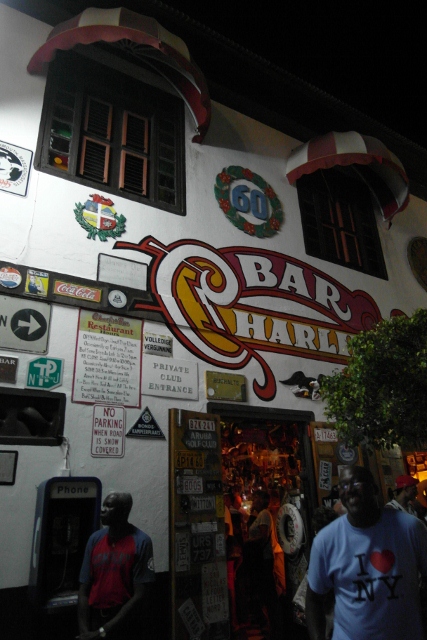 fachada Charlie's Bar