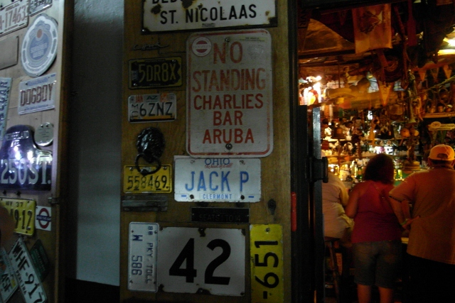 detalhe da fachada Charlie's Bar